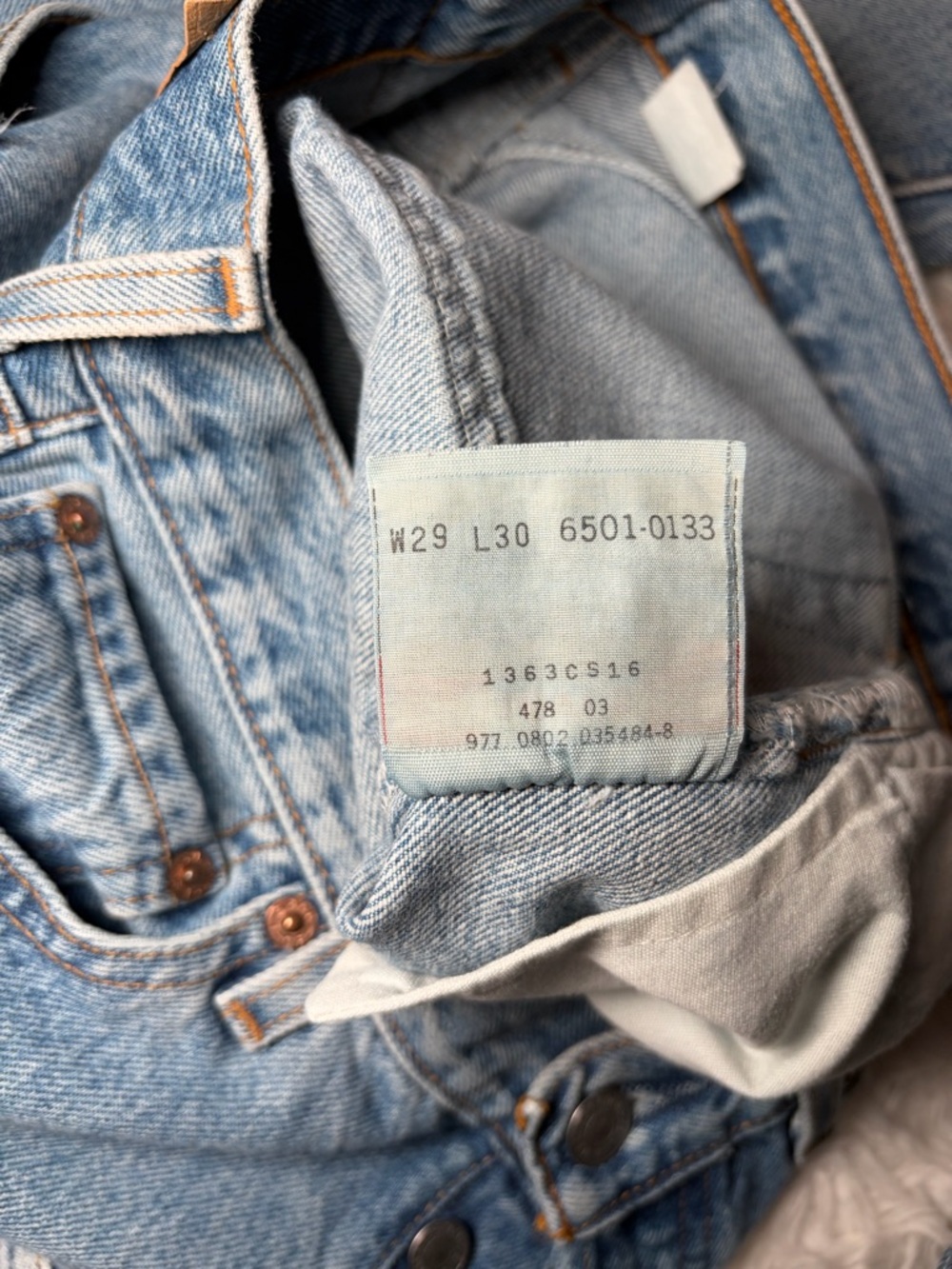 90s Vintage Levi’s 501 med wash - Picture 16 of 16